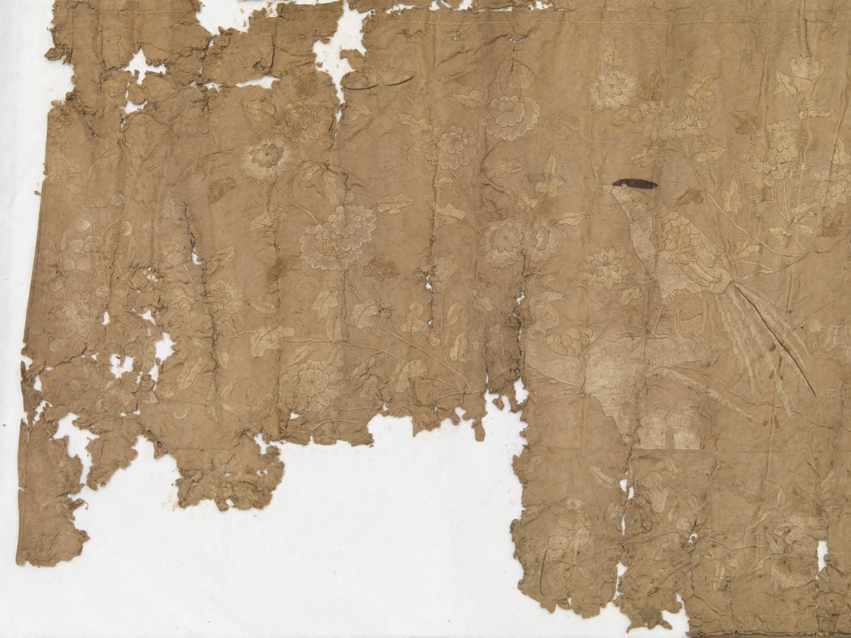 ‘화조문자수스란치마’ 6폭 가운데 1폭을 확대한 모습. 한 쌍의 금계와 국화 문양이 수놓여 있다.  경기도박물관 제공