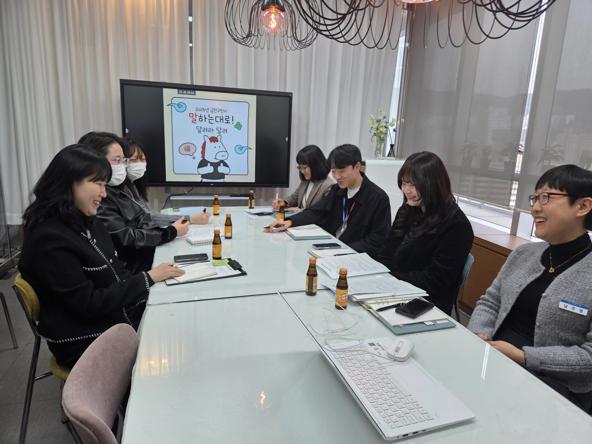 서울 금천구 세무직 공무원으로 구성된 ‘지택스랩’(G-TAX LAB) 회원들이 지난달 24일 인공지능(AI) 기반 세무 안내 챗봇 ‘나래봇’을 개선하기 위한 회의를 하고 있다. 금천구 제공