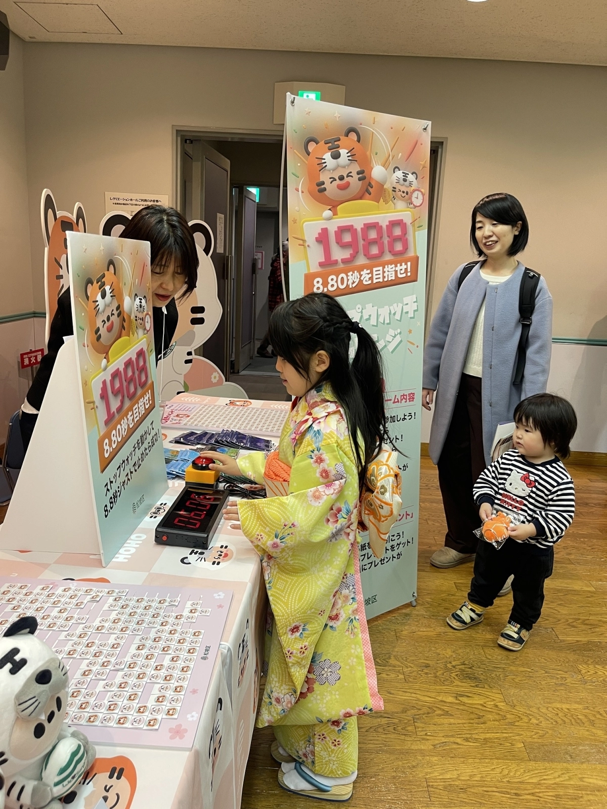 지난 6~7일 일본 도쿄에서 열린 ‘2026 도시 교류 페스타’에 마련된 서울 송파구 부스에서 어린이들이 스톱워치 이벤트에 참여하고 있다. 송파구 제공