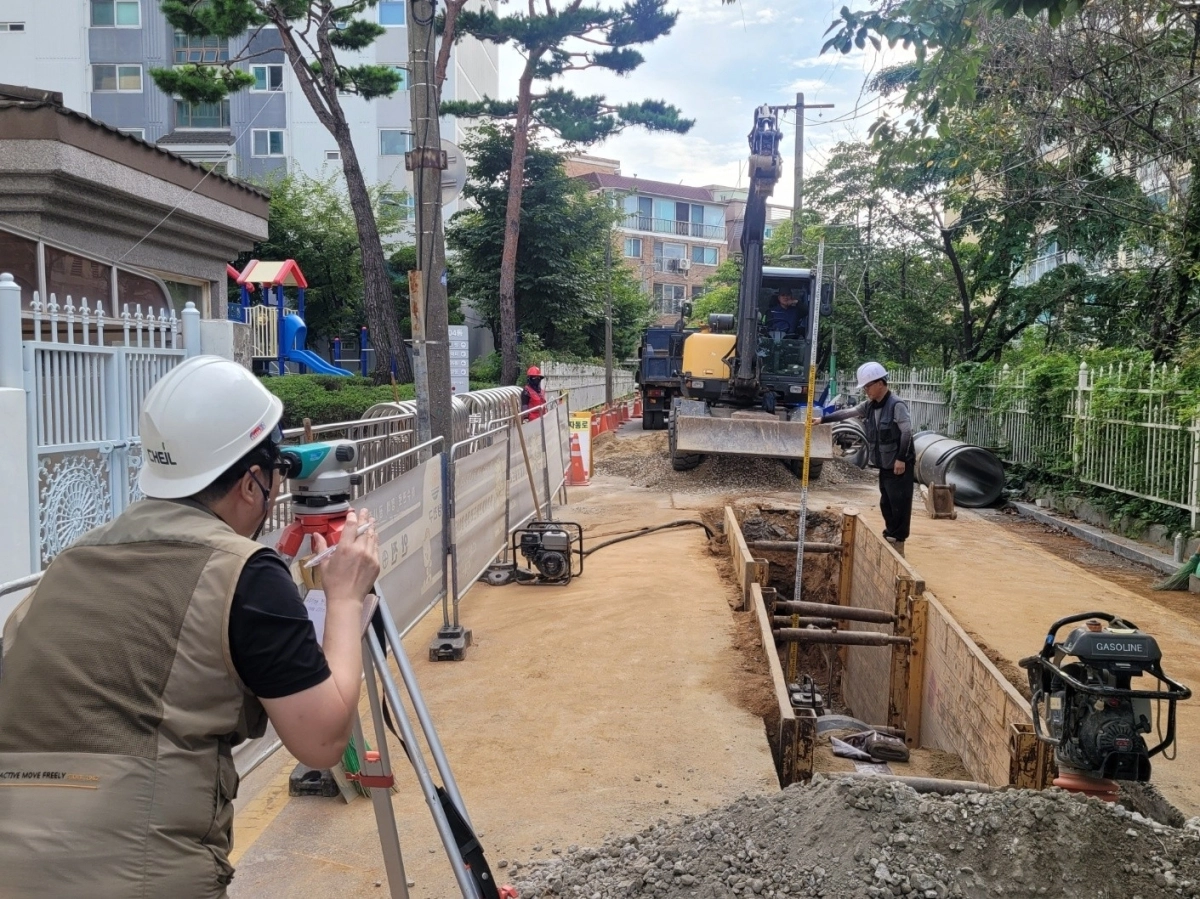 서울 양천구의 한 주거지에서 낡은 하수관로를 정비하는 모습. 양천구 제공