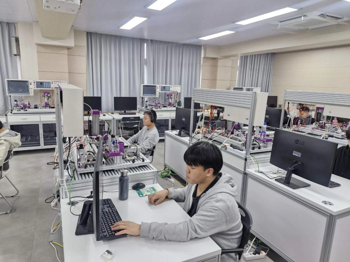 상주시가 교육발전특구 사업의 하나로 마련한 이차전지 인력 양성 프로그램 참가자들이 교육을 받고 있다.  상주시 제공