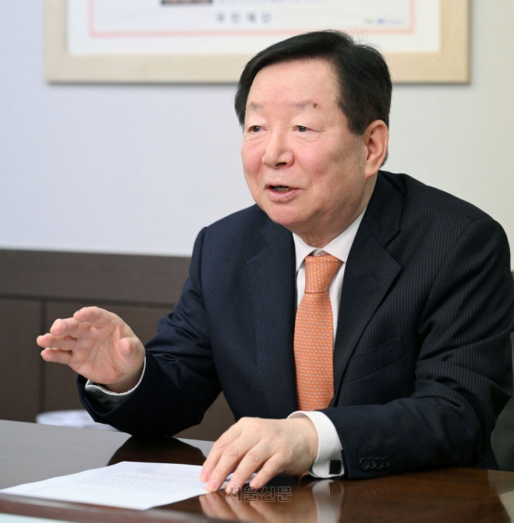 성낙인 전 서울대 총장이 지난 5일 자신이 이사장으로 있는 ‘자녀안심 국민재단’ 사무실에서 서울신문과 인터뷰를 갖고 ‘사법 3법’ 시행이 우리 사회에 미칠 파장에 대해 얘기하고 있다. 성 전 총장은 법왜곡죄에 대해 “80년 한국 헌정사에서 단 한 번도 논의조차 되지 않았던 법”이라며 “법관이 법왜곡죄를 의식할 경우 자기검열을 하게 돼 공정한 재판을 하기 어려울 것”이라고 말했다. 도준석 전문기자