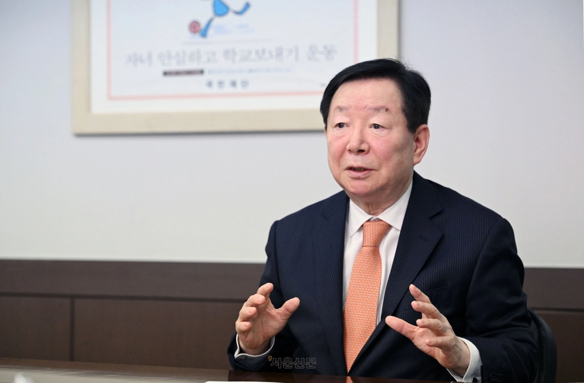 성낙인 전 서울대 총장은 “사법 3법으로 오래전부터 제기된 ‘사법의 정치화’가 더 심해지지 않을 까 걱정된다”면서 “대법관, 헌법재판관이 정치적 영향에서 벗어나지 못한다면 사법부는 정치의 예속물로 전락할 것”이라고 말했다.  도준석 전문기자