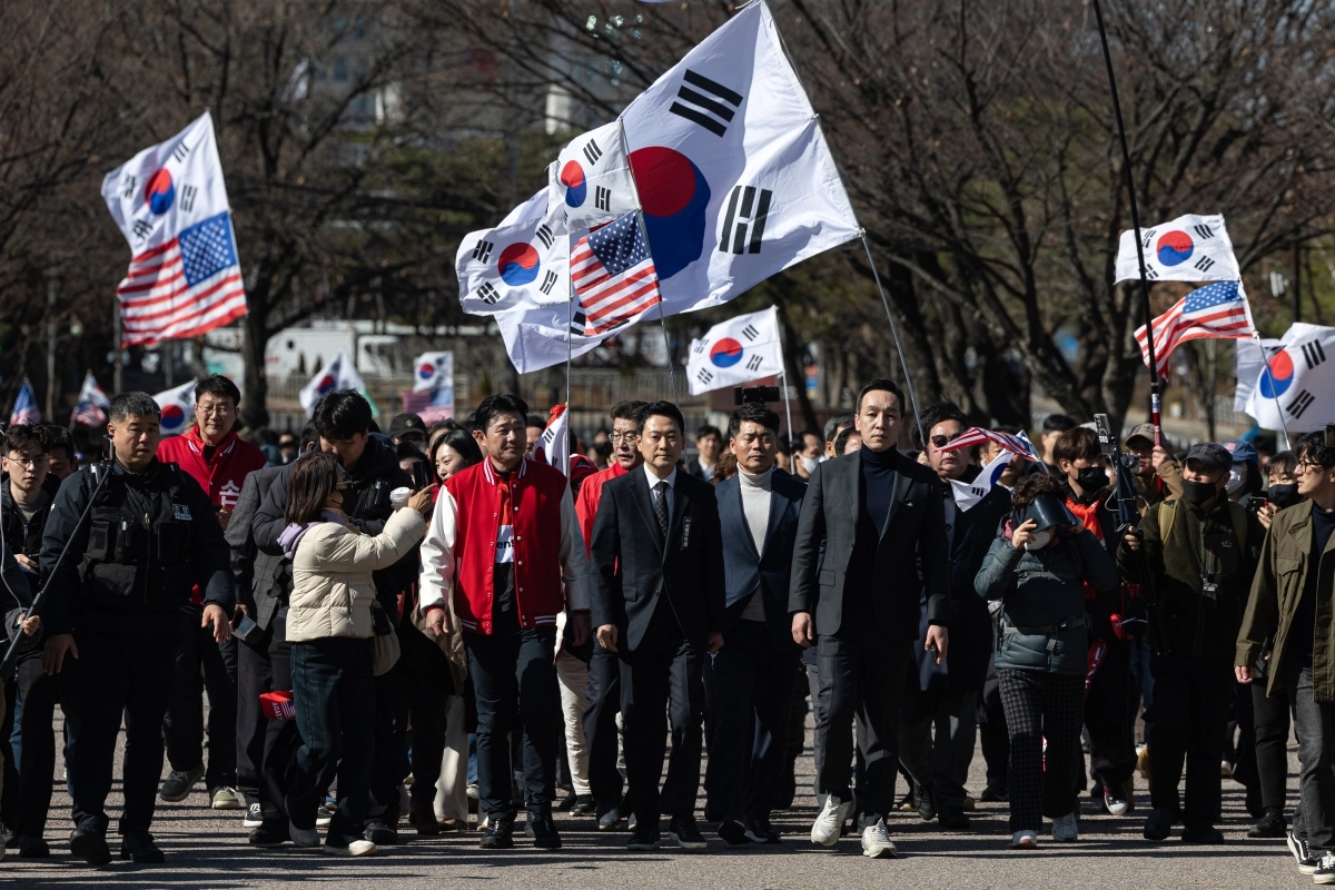 장동혁(가운데) 대표 등 국민의힘 지도부가 지난 3일 서울 여의도 국회 본관 앞에서 사법독립 헌정수호를 위한 대국민 호소 국민대장정 규탄대회를 마친 뒤 청와대를 향해 행진하고 있다. 성조기와 태극기를 든 지지자 수십 명이 함께했다. 뉴스1