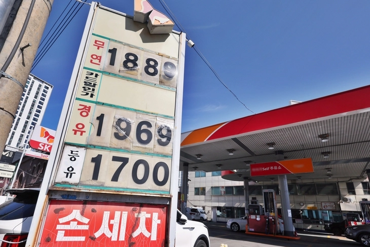 전국 주유소 기름값 상승폭이 둔화됐지만 여전히 오르고 있다. 사진은 8일 서울 시내 한 주유소 모습. 연합뉴스