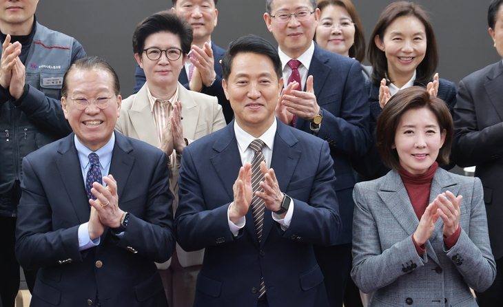 지방선거를 87일 앞둔 8일 국민의힘 광역단체장 공천 접수가 마감됐다. 서울시장 경선에는 현역 오세훈 시장과 맞붙기 위해 윤희숙 전 의원이 출사표를 던진 가운데, 나경원·신동욱 의원 등은 최종 불출마를 선언했다. 사진은 지난 6일 국회 의원회관에서 열린 용산국제업무지구 관련 정책 토론회에서 오세훈(앞줄 가운데) 시장과 나경원(오른쪽)·권영세(왼쪽) 의원이 참석자들과 기념촬영하는 모습.  연합뉴스