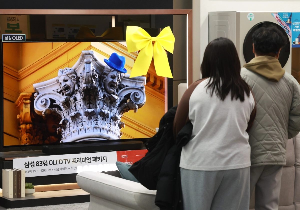 삼성전자가 글로벌 TV 시장에서 20년 연속 1위를 기록한 가운데 8일 시민들이 서울 시내 전자제품 판매점에 진열된 삼성전자 TV를 살펴보고 있다. 연합뉴스