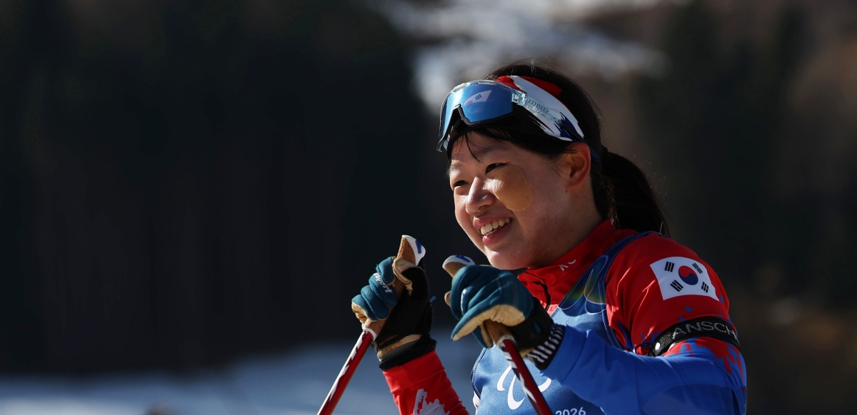 김윤지가 8일(한국시간) 이탈리아 테세로 크로스컨트리 스타디움에서 열린 2026 밀라노·코르티나 동계패럴림픽 파라바이애슬론 여자 스프린트 좌식 12.5㎞ 결승에서 결승선을 통과한 뒤 미소 짓고 있다. 테세로 연합뉴스
