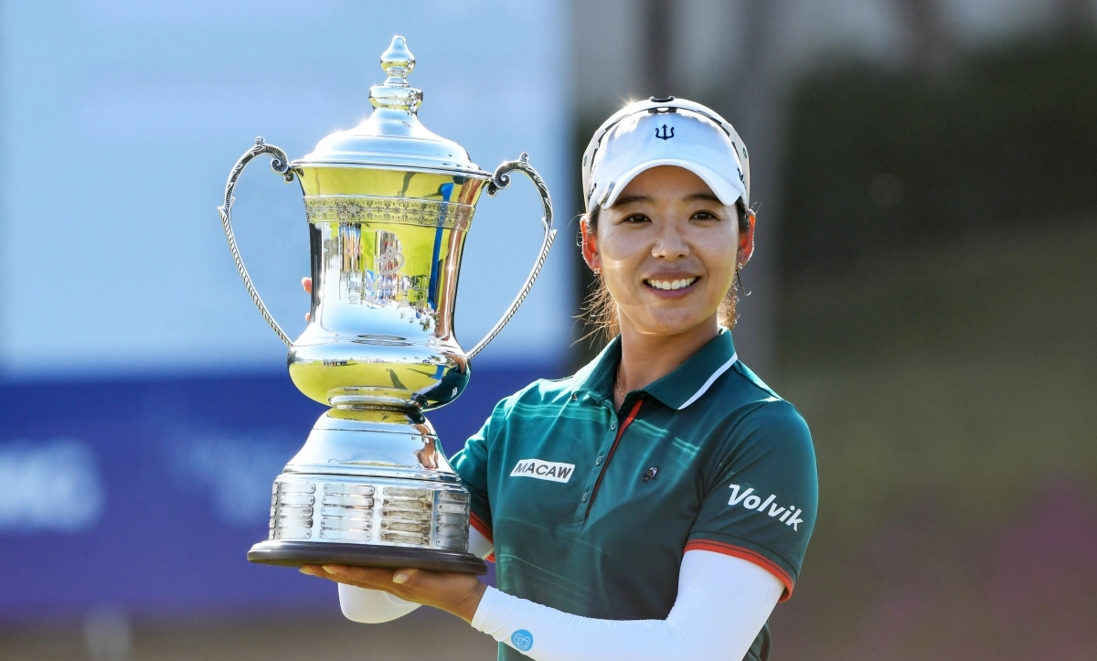 우승 트로피를 들고 활짝 웃는 이미향.