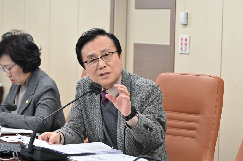 ‘제334회 임시회 보건복지위원회 복지실’ 업무보고에서 질의하는 강석주 의원