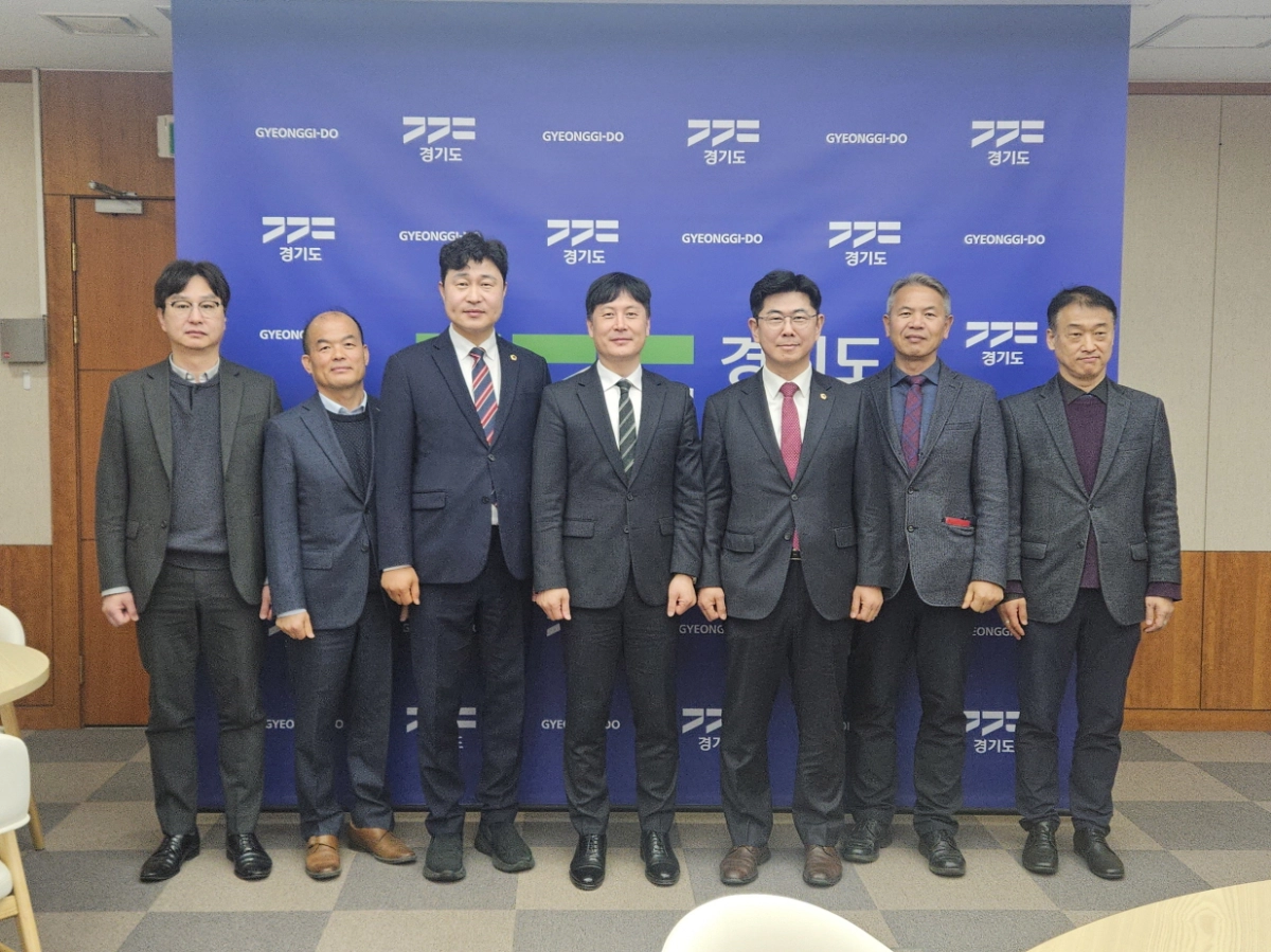이영주 의원이 6일 경기도청북부청사에서 조장석 경기도 균형발전기획실장, 윤충식 경기도의원 및 양주시 관계자들과 간담회를 마친 후 기념촬영을 하고 있다.(사진=경기도의회)