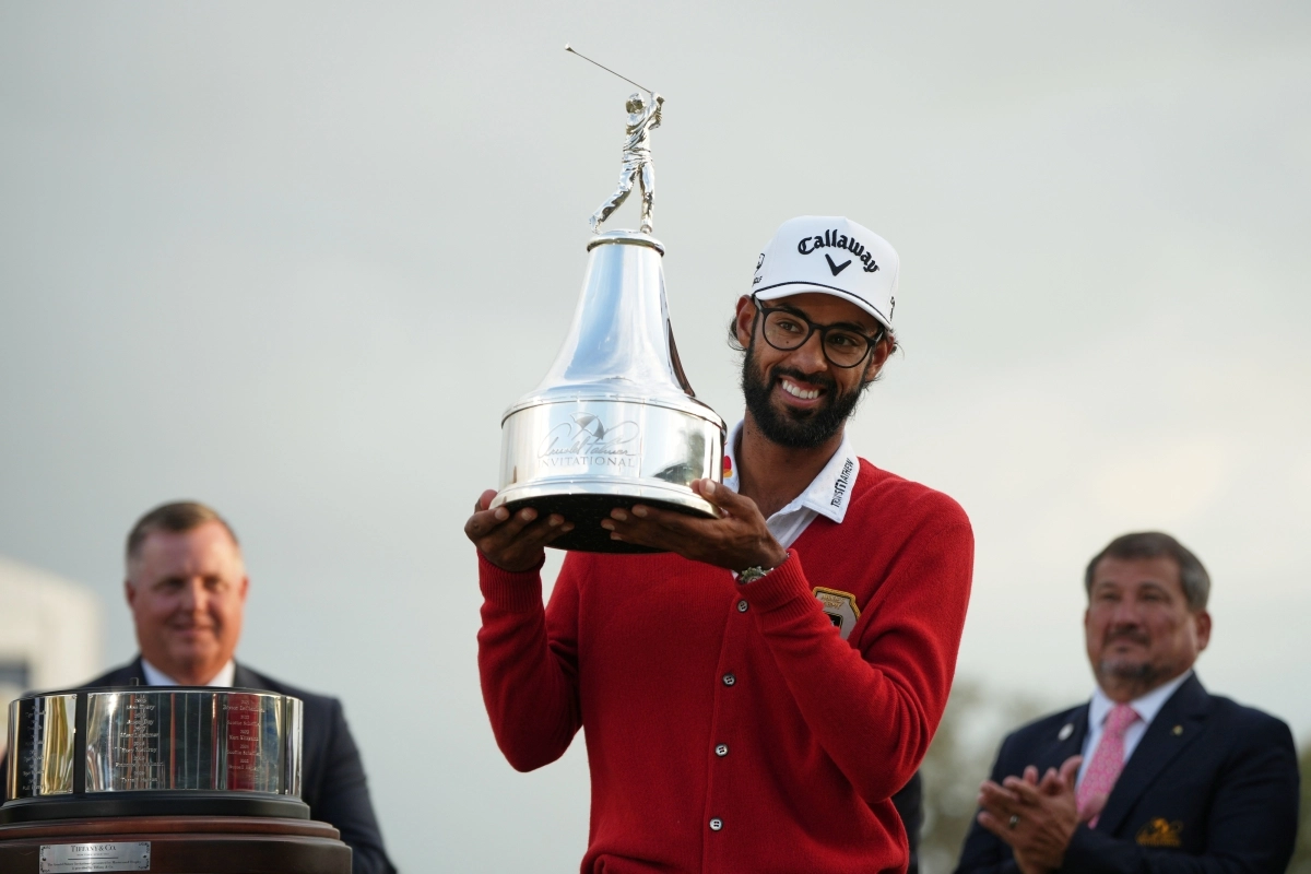 우승 트로피를 든 악샤이 바티아.