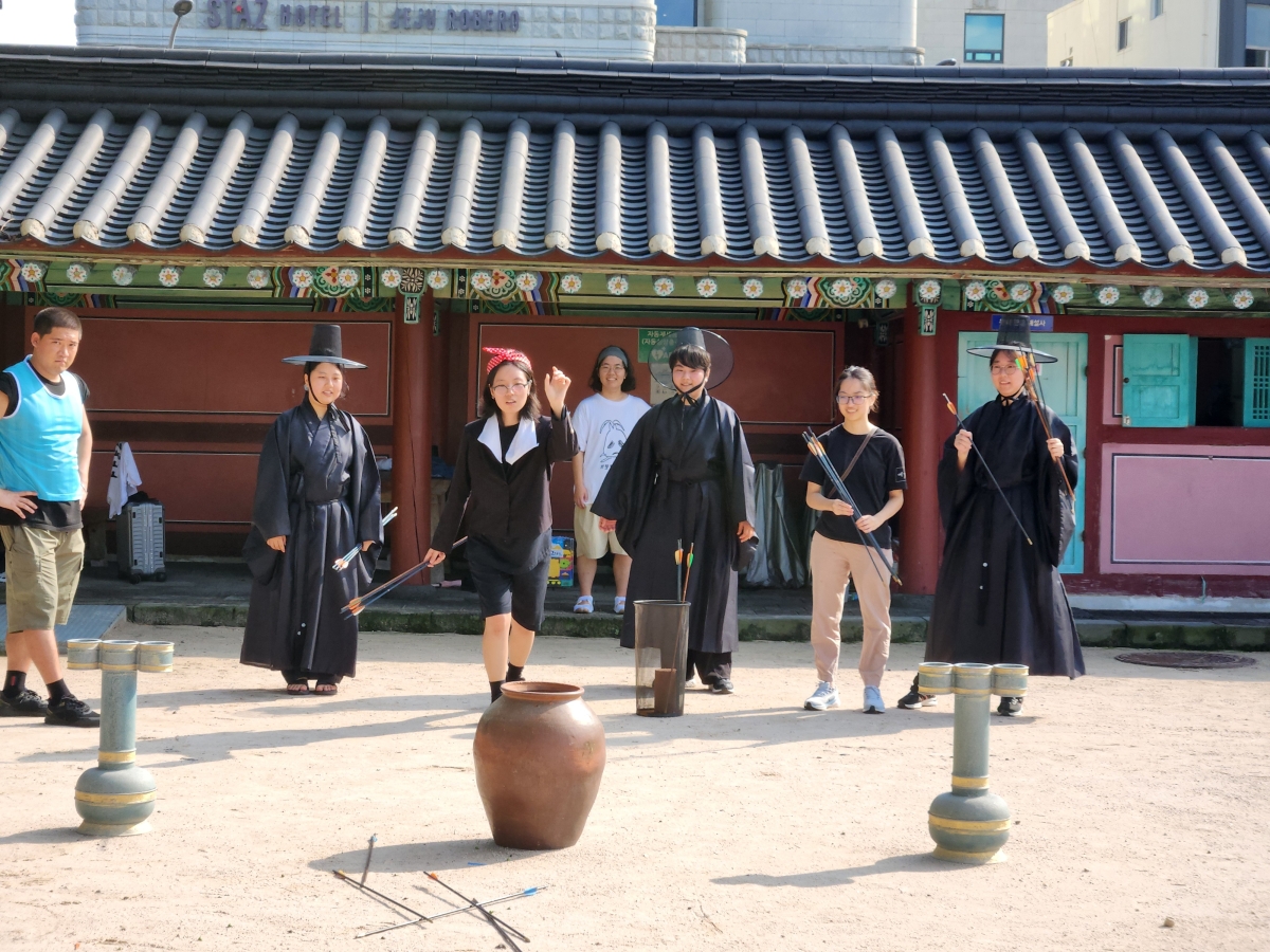 제주목관아에서 즐거운 한때를 보내고 있는 외국인관광객들의 모습. 제주관광공사 제공