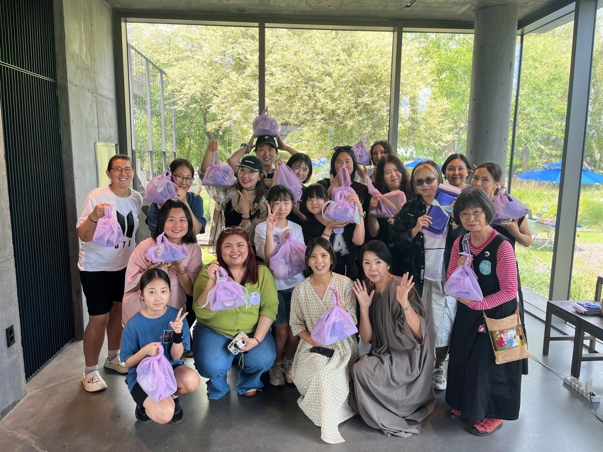 서귀포 베케카페 방문한 외국인관광객들이 기념촬영하는 모습. 제주관광공사 제공