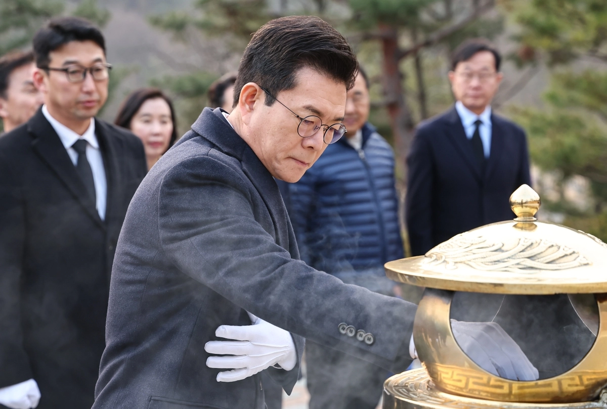 정원오 더불어민주당 서울시장 예비후보가 9일 동작구 국립서울현충원 김대중 전 대통령묘소를 찾아 분향하고 있다. 뉴스1