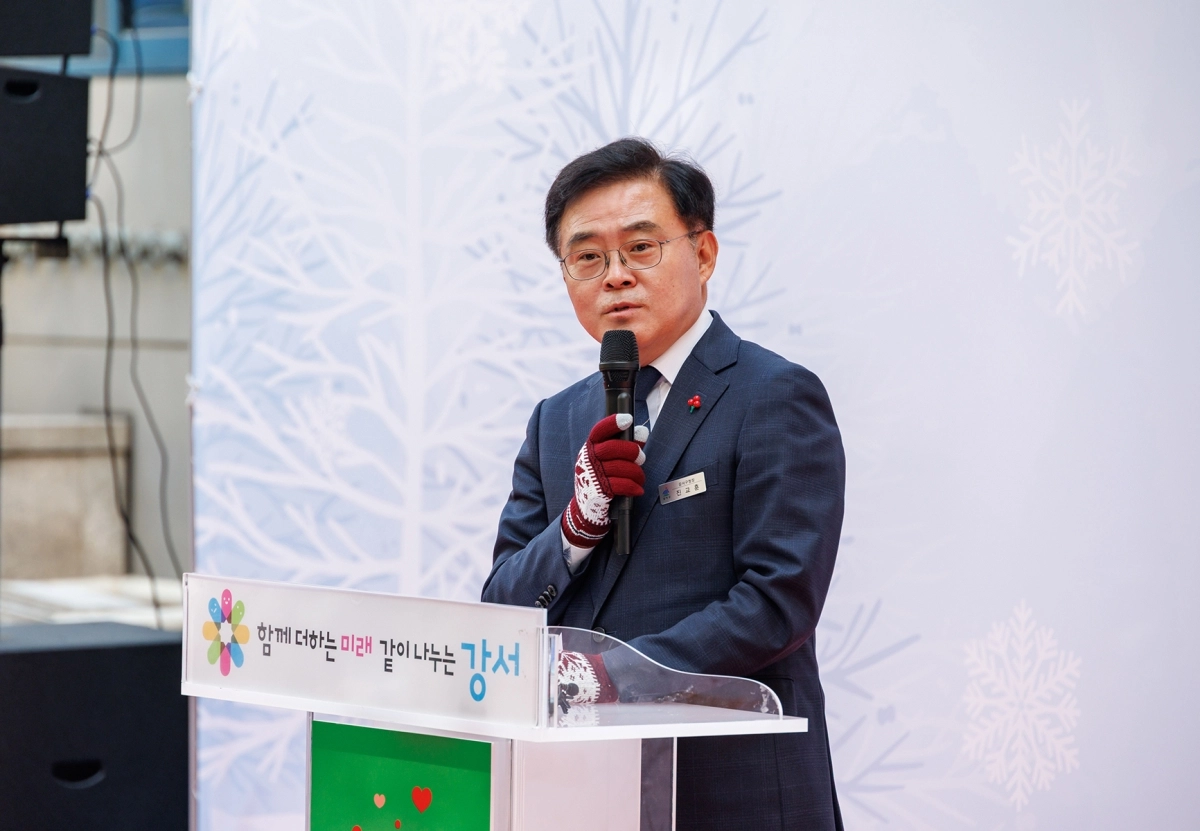 진교훈 서울 강서구청장이 지난해 11월 구청 앞에서 열린 ‘2026 희망온돌 따뜻한 겨울나기 사업 선포식’에서 인사말을 하고 있다. 강서구 제공