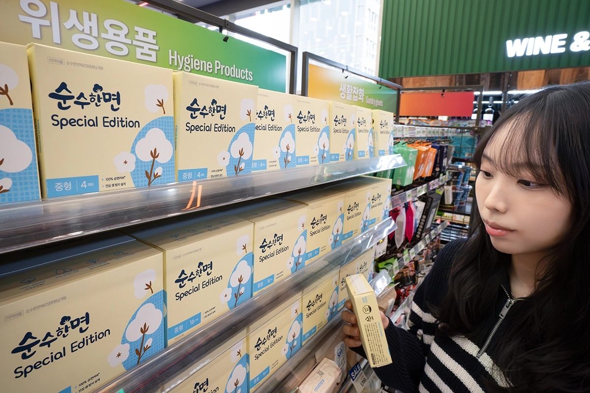 세븐일레븐이 출시한 초저가 생리대 ‘순수한면스페셜중형 2종’. 세븐일레븐 제공