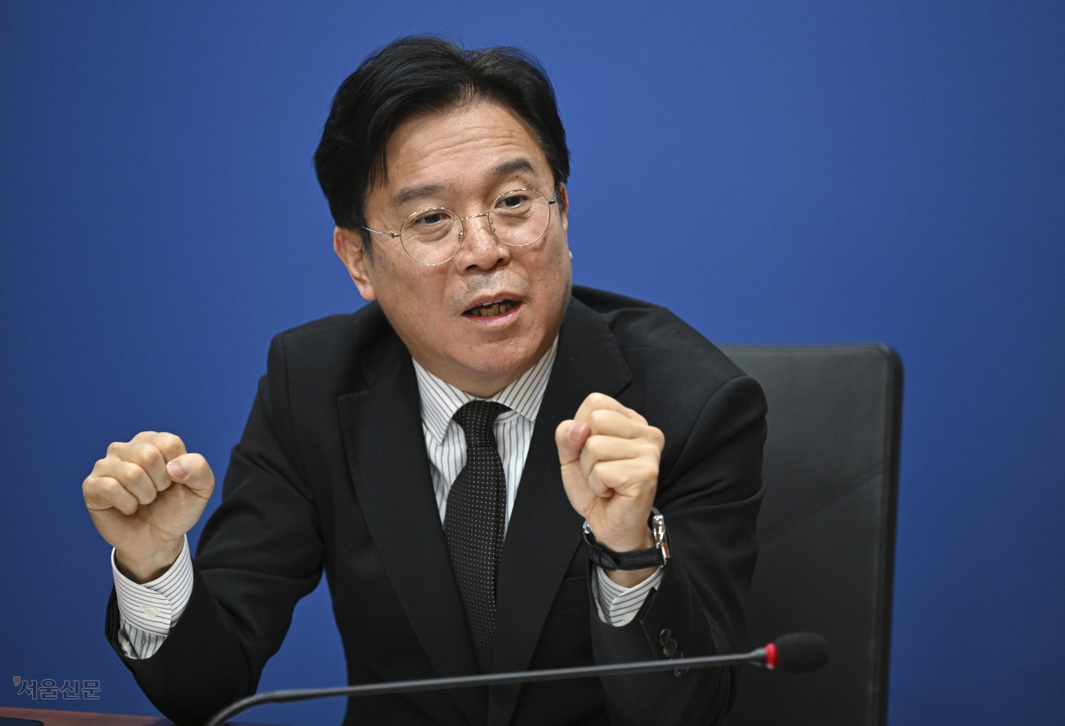 김영훈 고용노동부 장관이 지난 2월 서울 종로구 서울고용노동청에서 서울신문과 인터뷰 하고 있다. 이지훈 기자