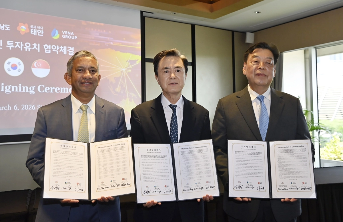 가세로 태안군수(오른쪽)가 김태흠 충남도지사(가운데), 니틴 압테 뷔나그룹 대표와 업무협약 후 기념촬영을 하고 있다. 태안군 제공