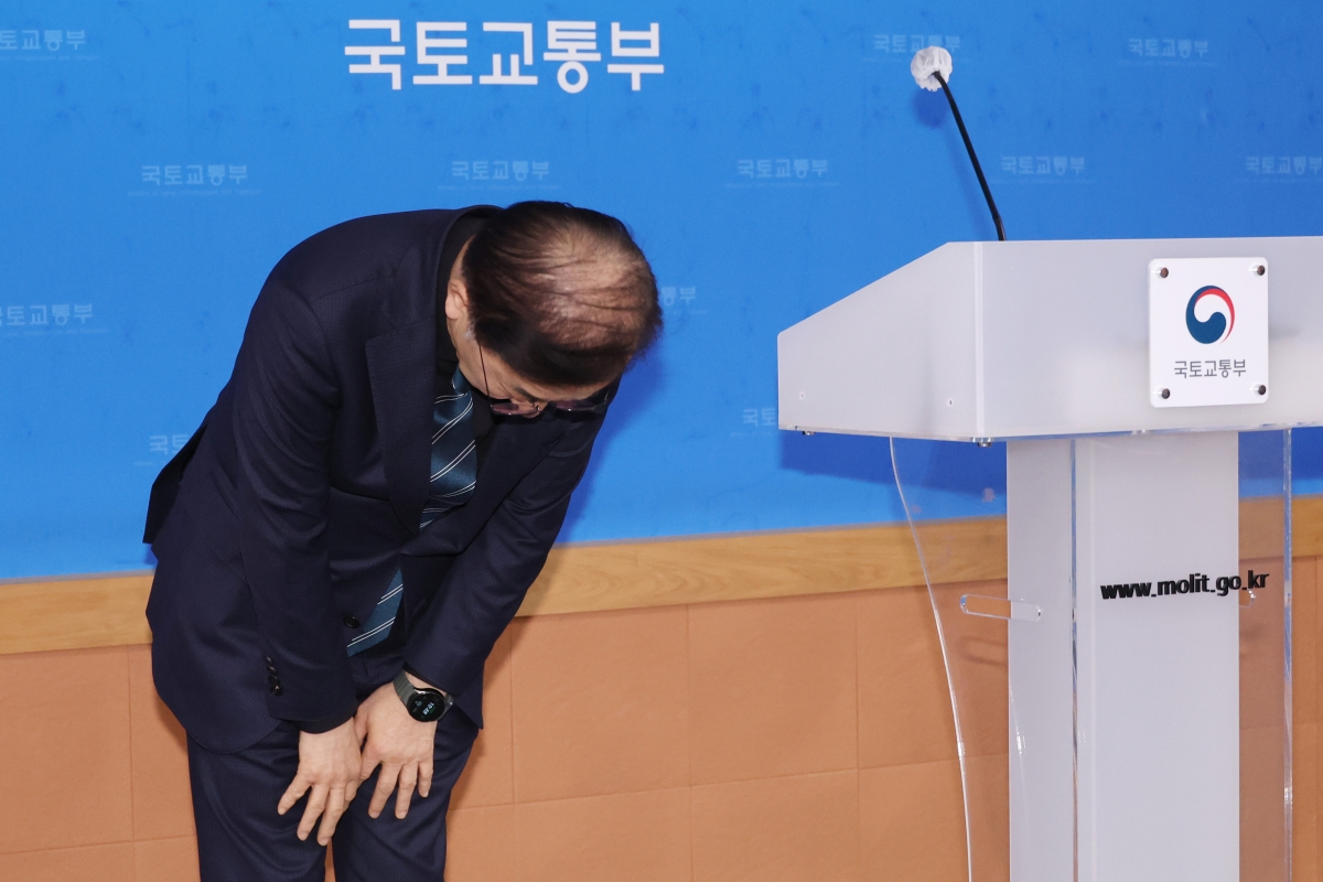 김윤덕 국토교통부 장관이 9일 정부세종청사 국토부 기자실에서 최근 무안공항 항공기 잔해물 추가 조사 과정에서 희생자들의 유해와 유류품이 추가로 발견된 것에 대해 사과하고 있다. 세종 연합뉴스