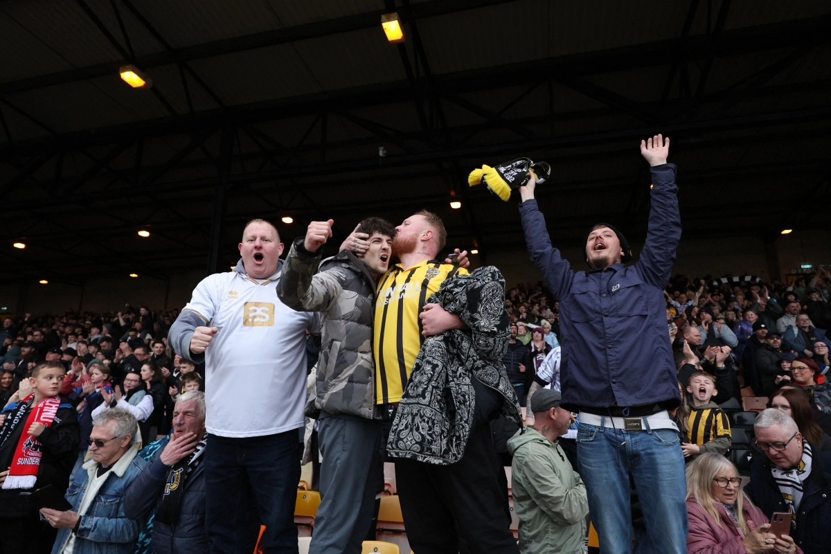 잉글랜드 리그1(3부 리그) 최하위 팀인 포트베일의 팬들이  8일(한국시간) 영국 스토크온트렌트의 베일 파크에서 열린 2025~26 FA컵 5라운드(16강) 선덜랜드와의 경기에서 승리한 뒤 뛸듯이 기뻐하고 있다.  스토크온트렌트 연합뉴스