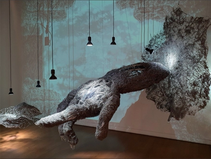 김희경 작가, 감각의 손 02, Unraveled stainless steel wire scrubbers and wire sculpture installation, 220 × 100 × 55cm, 2025