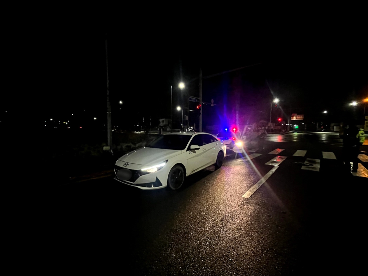 제주서부경찰서는 음주운전과 무면허운전, 출입국관리법 위반 혐의로 40대 중국인 불법체류자 A씨를 현행범 체포했다. 제주경찰청 제공