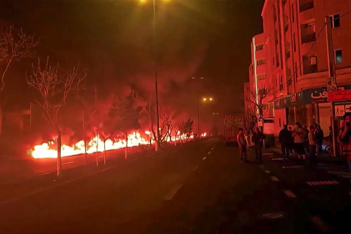 8일 이란 수도 테헤란의 석유 저장고에서 불길이 치솟고 있다. 테헤란 AFP 연합뉴스