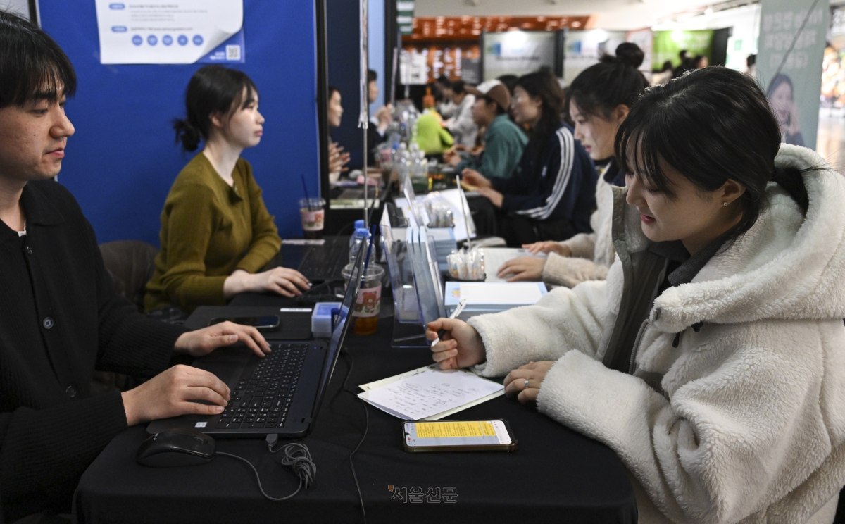 학생들과 취업 준비생들이 9일 서울 서대문구 이화여자대학교에서 열린 ‘2026 상반기 이화여자대학교 잡페어’에서 채용 상담을 받고 있다. 2026.3.9 이지훈 기자