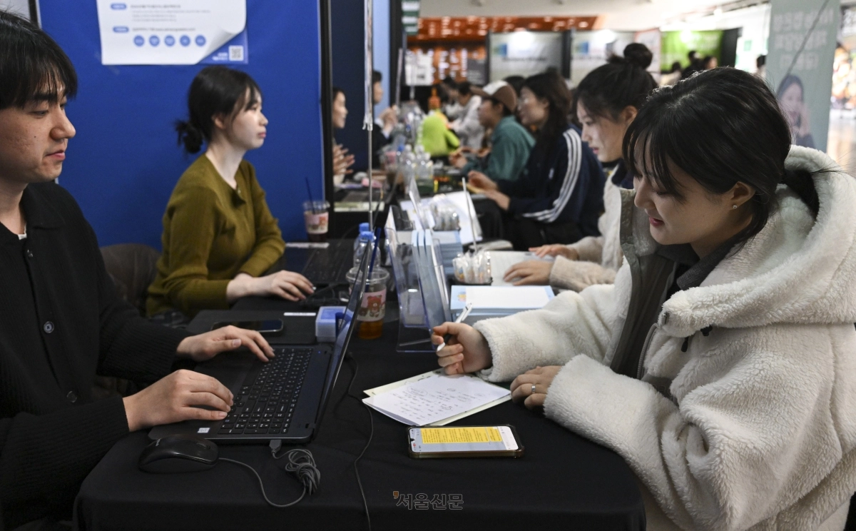 학생들과 취업 준비생들이 9일 서울 서대문구 이화여자대학교에서 열린 ‘2026 상반기 이화여자대학교 잡페어’에서 채용 상담을 받고 있다. 2026.3.9 이지훈 기자