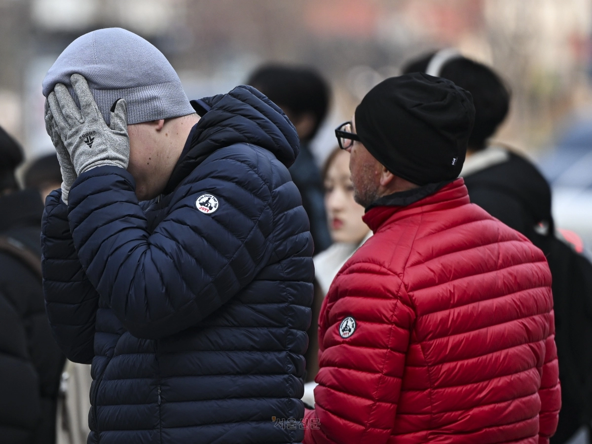 아침 최저기온이 영하권을 보이며 꽃샘추위가 찾아온 가운데 두꺼운 옷을 입은 외국인 관광객들이 9일 서울 중구 세종대로 인근에서 이동하고 있다. 2026.3.9 이지훈 기자