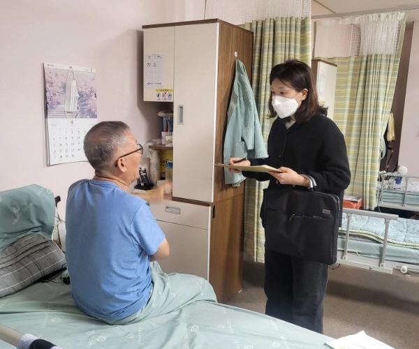 서울 구로구의 의료급여 사례관리자가 한 병원 입원실에서 장기입원 수급자와 맞춤형 사례관리 면담을 하고 있다.   구로구 제공