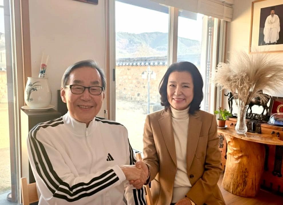 문희갑 전 대구시장이 지난 8일 대구 달성군 화원읍에 있는 자택에서 이진숙 전 방송통신위원장을 만나 후원회장직을 수락한 뒤 기념 촬영을 하고 있다. 이진숙 전 위원장 제공