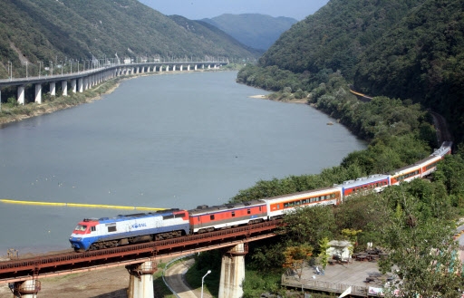 강원 춘천시가 국토교통부 도시재생사업을 통해 강촌 활성화에 나선다. 강촌은 1980~90년대 대학생 MT 성지로 불리며 전성기를 누렸으나 이후 대학가 문화와 여행 패턴이 바뀌고, 경춘선 복선전철 개통으로 역사(驛舍)도 옮겨져 침체 일로를 걷고 있다. 사진은 경춘선 복선전철 개통 전인 2010년 10월 무궁화호 열차가 강촌 구간을 운행하는 모습. 연합뉴스