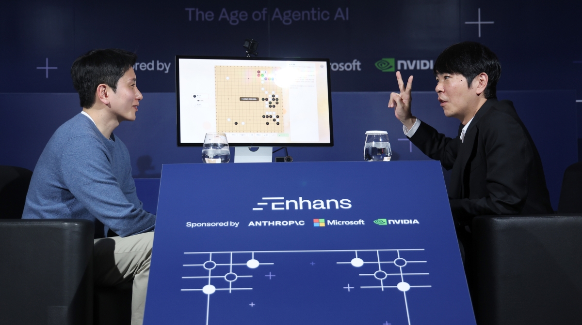 바둑기사 이세돌 9단이 9일 서울 종로구 포시즌스호텔에서 AI 스타트업 인핸스가 주최한 ‘에이전틱 AI 상용화 글로벌 캠페인’에 참석해 에이전틱 AI로 제작한 바둑모델을 시연하며 이승현 인핸스 대표와 이야기를 나누고 있다. 2026.3.9. 도준석 전문기자