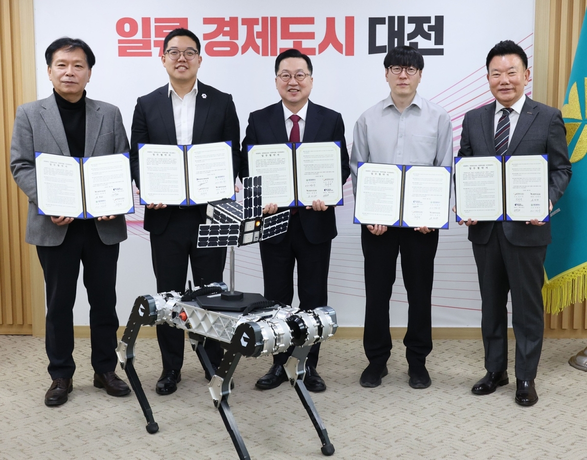 이장우(사진 가운데) 대전시장은 9일 대전시청에서 대전테크노파크와 대전투자금융, 나라스페이스, 사족보행 로봇 혁신 기업인 라이온로보틱스와 산업경쟁력 강화 및 지역 거점화를 위한 업무협약을 체결했다. 대전시 제공