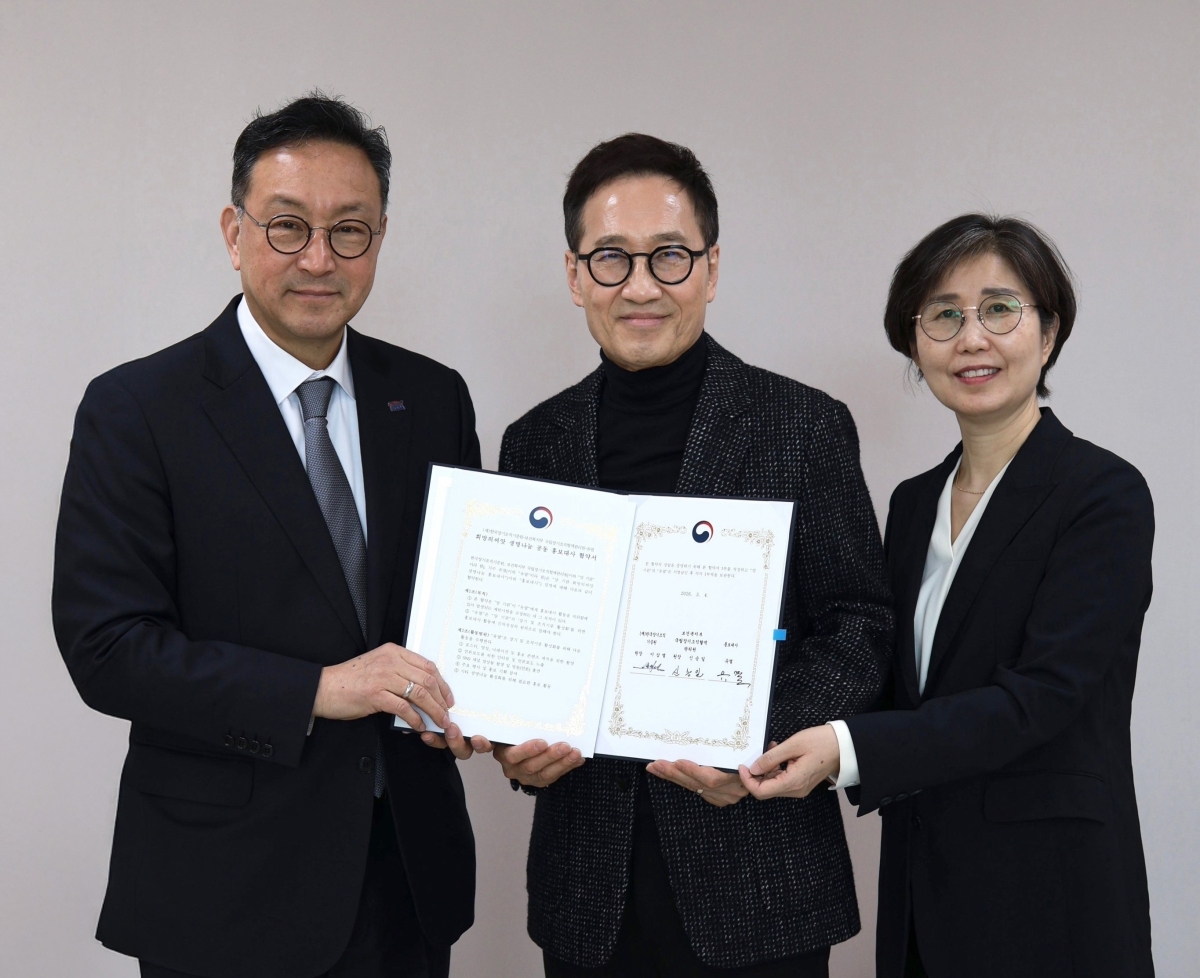 가수 유열(가운데)이 9일 생명나눔 공동 홍보대사로 위촉된 뒤 이삼열(왼쪽) 한국장기조직기증원장, 김영지 국립장기조직혈액관리원 장기기증지원과장과 기념촬영을 하고 있다. 한국장기조직기증원 제공