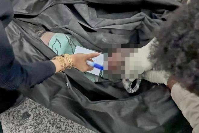 28일(현지시간) 미국과 이스라엘의 대규모 공습으로 초토화된 이란 호르모즈간주 미나브시 샤자레 타이에베 여자초등학교에서 수습된 한 소녀. 2026.2.28 미나브 AP 뉴시스(이란 외신 담당 부서 제공)