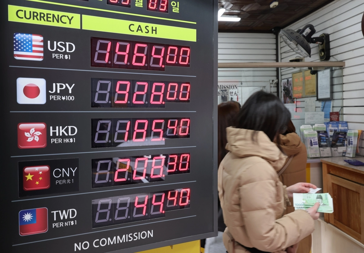 9일 서울 중구 명동거리 한 환전소에 원달러 팔때 환율 등이 표시돼 있다. 이날 국제 유가가 100달러를 넘어선 가운데 환율이 1500원 가까이로 오르고 주가가 5200선 아래로 떨어졌다.  2026.3.9 연합뉴스
