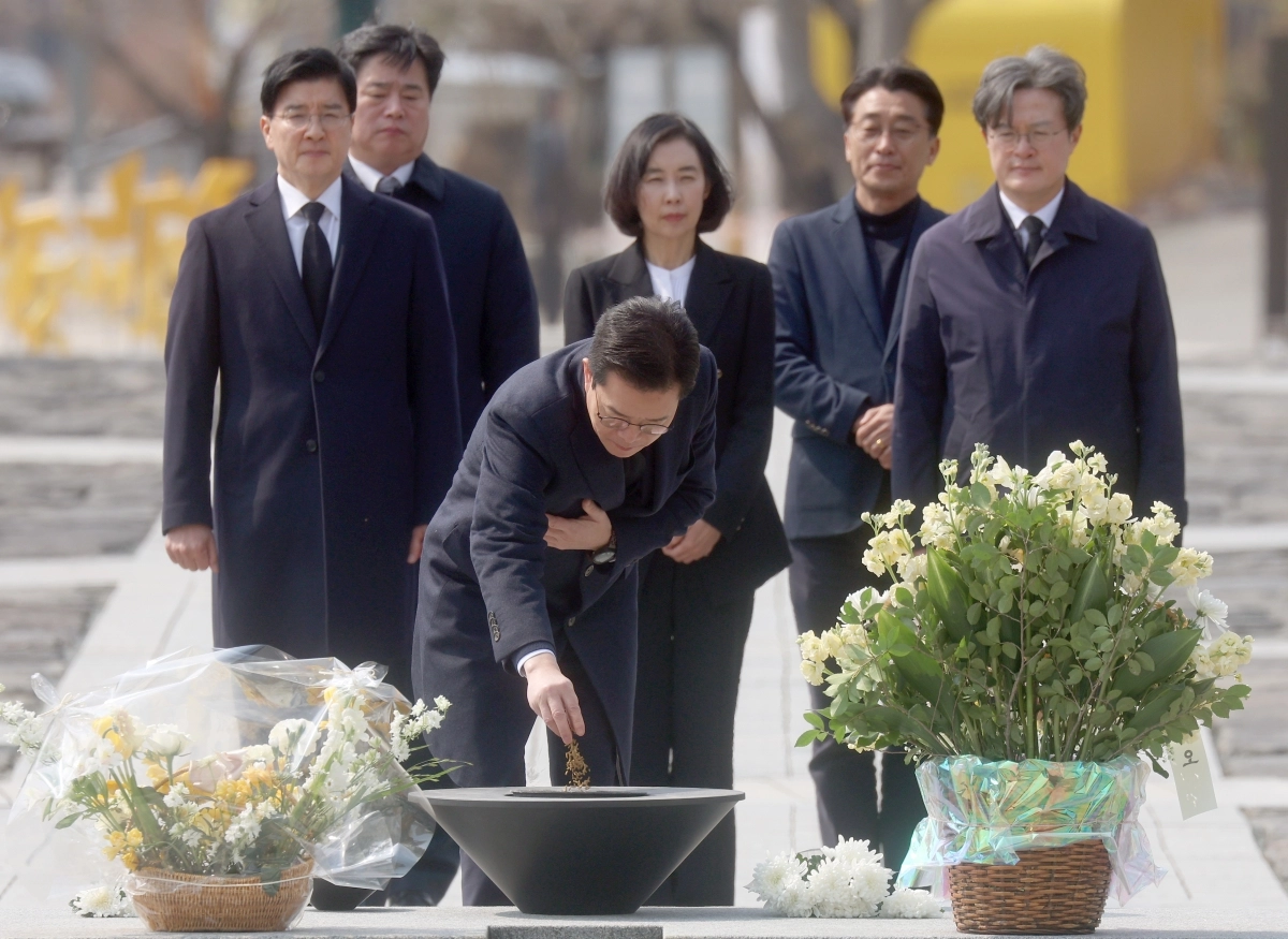 정원오 더불어민주당 서울시장 예비후보가 9일 경남 김해시 진영읍 봉하마을 노무현 전 대통령 묘역을 찾아 헌화하고 있다. 연합뉴스