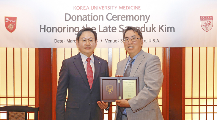 김탁원·길정희 선생의 후손인 고(故) 김상덕씨 장남 딘 백(Dean Paik·오른쪽)이 지난 7일(현지시간) 미국 샌프란시스코에서 열린 기부식에서 윤을식 고려대 의무부총장과 기념촬영하고 있다. 고려대의료원 제공
