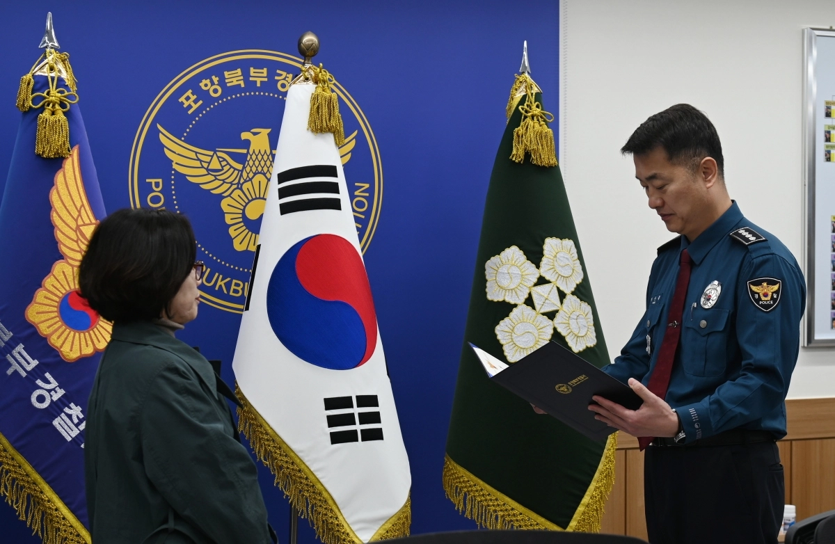 경북 포항북경찰서로부터 9일 표창을 수여받고 있는 포항시 CCTV 관제센터 요원. 포항북부경찰서 제공