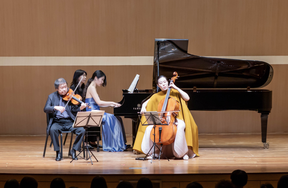 2024년 SSF 개막 공연에서 연주하는 강동석 예술감독(멘 왼쪽). SSF사무국 제공