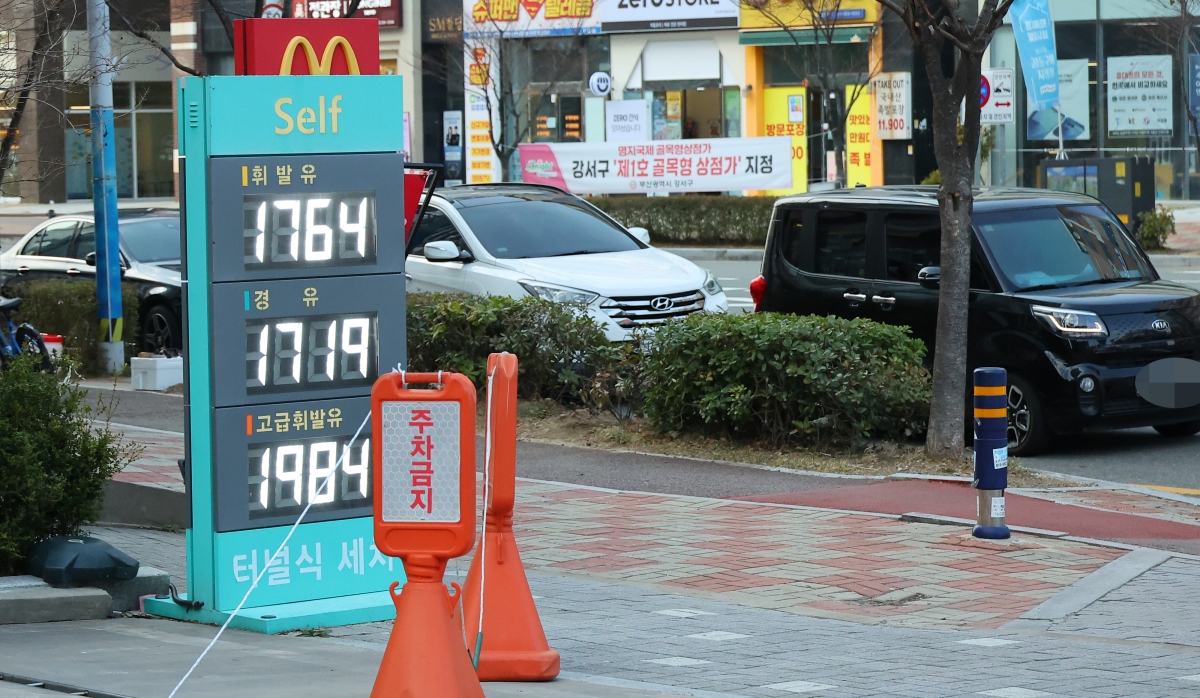 1700원대 주유소에 긴줄     (부산=연합뉴스) 손형주 기자 = 국제유가가 배럴당 100달러를 돌파한 가운데 9일 부산 강서구에 위치한 휘발유 1700원대 주유소에 주유를 위한 차량이 길게 줄을 서 있다. 2026.3.9     handbrother@yna.co.kr