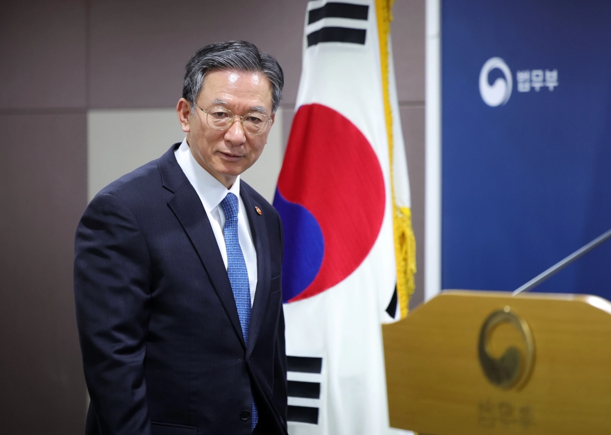 정성호 법무부 장관이 3일 오후 경기도 과천시 정부과천청사 법무부 브리핑실에서 2030 이민정책 미래전략을 발표하기 위해 단상으로 향하고 있다. 뉴시스