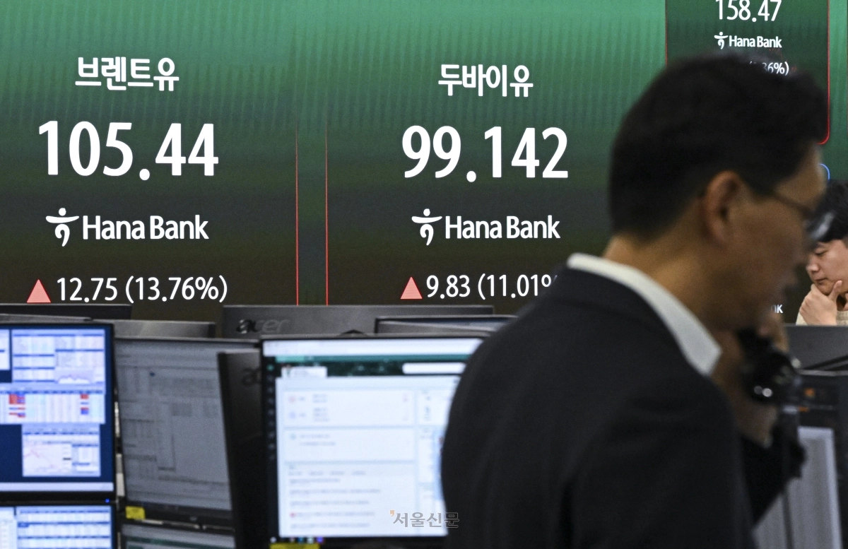 브렌트유와 두바이유 가격이 9일 서울 중구 하나은행 본점 딜링룸 전광판에 표시돼 있다. 최근 중동 사태의 불안감으로 국제 유가가 배럴당 100달러를 넘어선 가운데 그 여파로 국내 증시도 급락했다. 2026.3.9 이지훈 기자