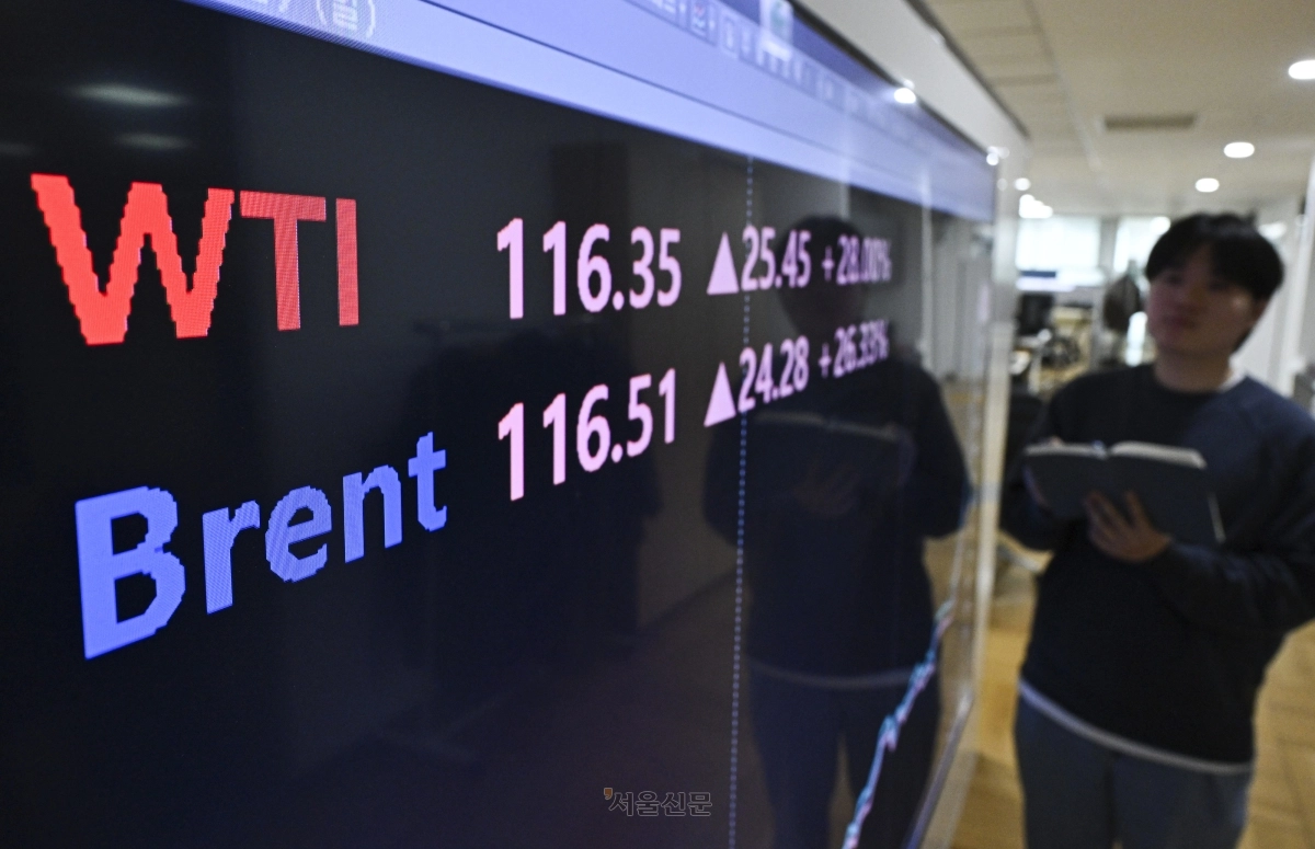 국제 유가가 배럴당 100달러선을 돌파한 9일 서울 종로구 연합인포맥스에 설치된 모니터에 브렌트유와 서부텍사스산원유(WTI) 가격이 표시돼 있다. 2026.3.9 이지훈 기자