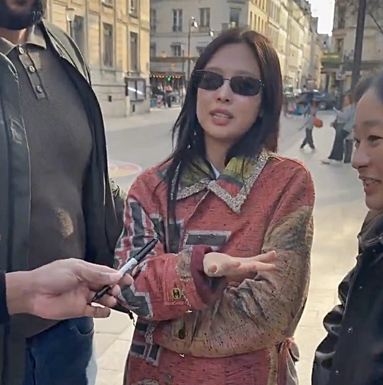 그룹 블랙핑크 멤버 제니가 프랑스 파리에서 잇따른 사인 요청에 곤혹스러워하는 모습이 온라인에 퍼지며 사생활 침해 논란이 일고 있다. 2026.3.9 인스타그램 계정 벤데타 데일리(Vendetta Dailly)