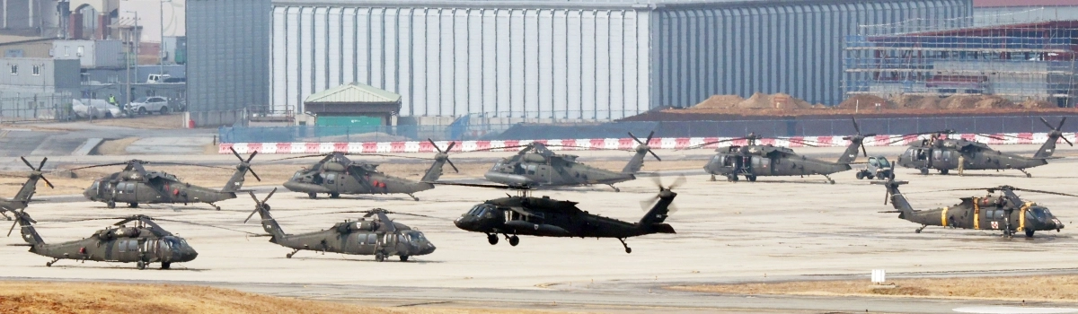 한미 연합연습 ‘자유의 방패’(프리덤실드·FS) 연습을 시작한 9일 경기 평택시 팽성읍 주한미군기지 캠프 험프리스에서 헬기가 비행하고  있다. 2026.3.9. 뉴스1