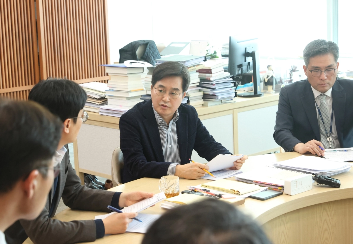 김동연 경기도지사가 9일 ‘중동 정세 악화 대응 경기도 긴급대책 회의’를 열어 국제 정세 변화가 도내 산업과 기업에 미칠 영향을 점검하고 실·국장들과 대응 방안을 논의하고 있다. (경기도 제공)